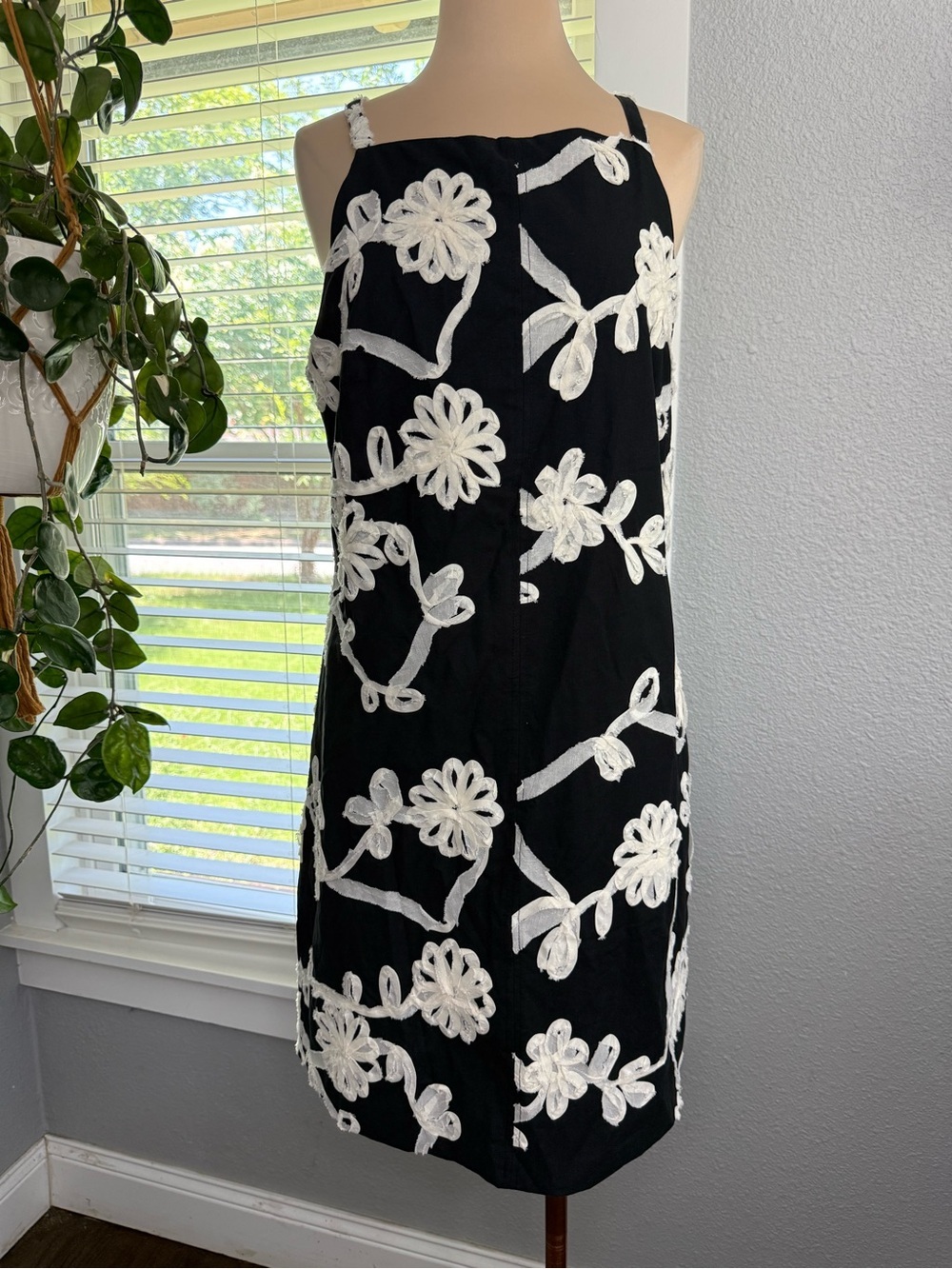 NWT THML 3D Ribbon Embroidery/Applique Size Small Black & Cream